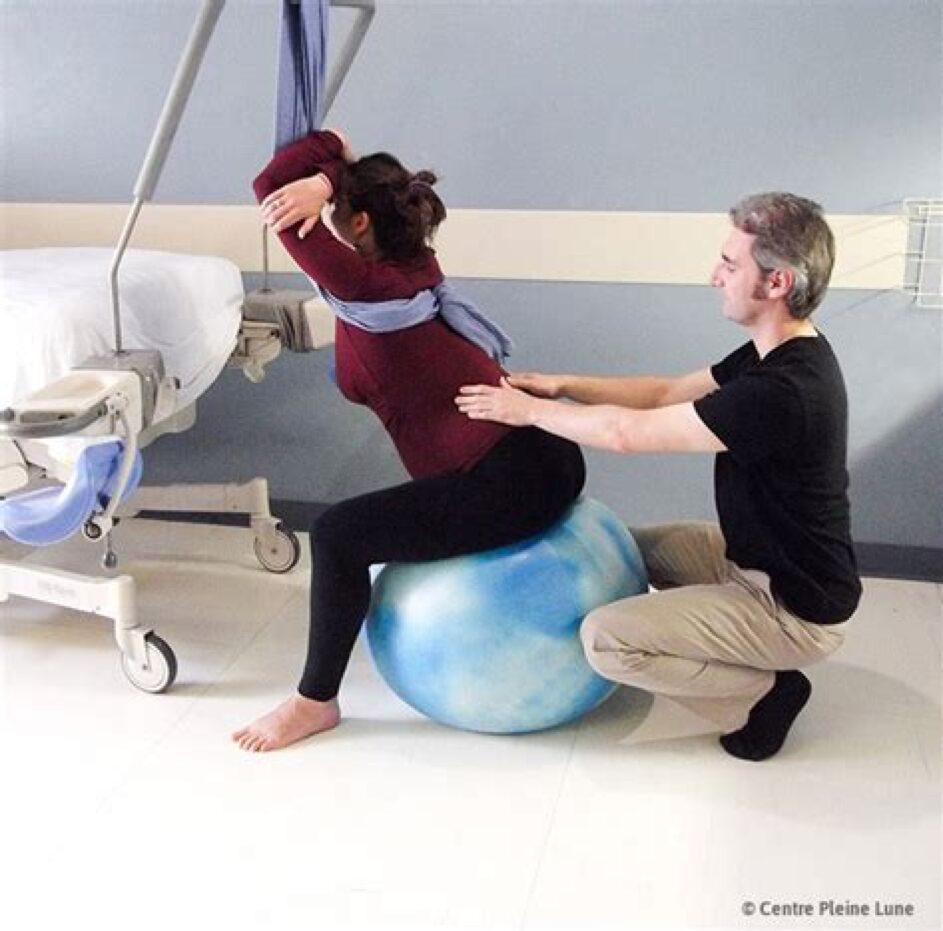 Photo d'une séance de ballon pour une femme enceinte