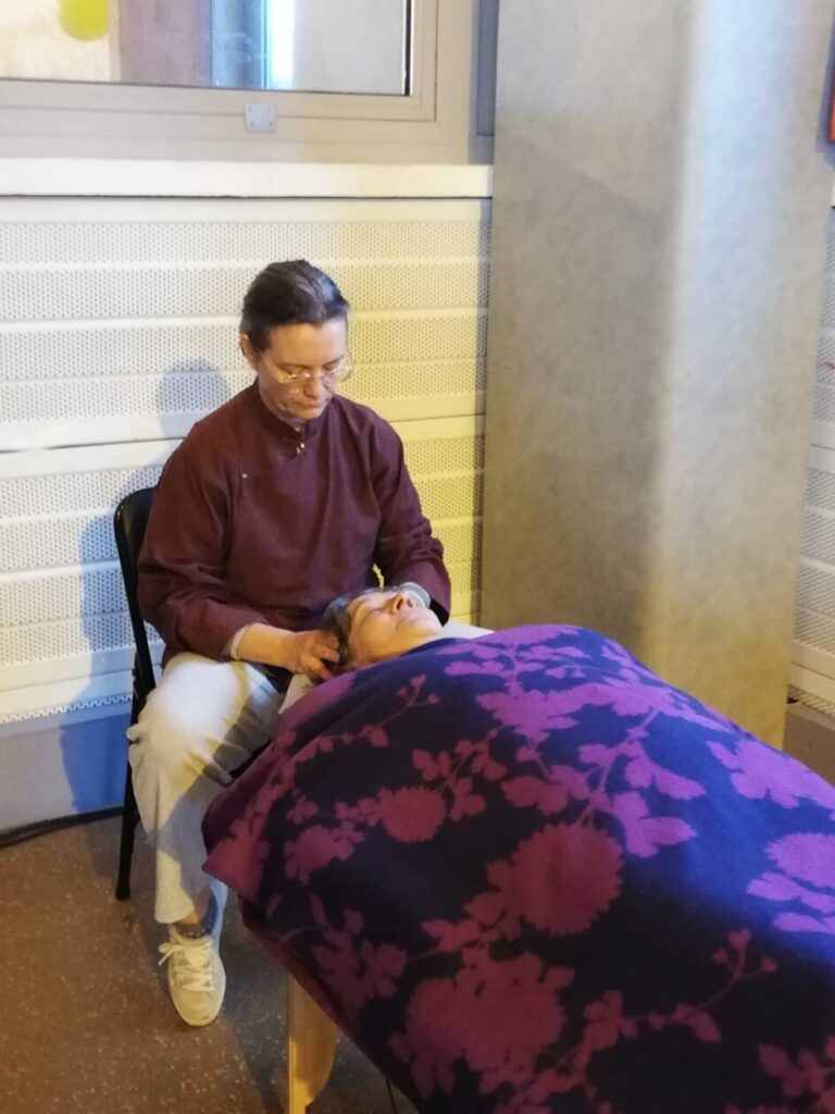 Photo d'une séance de shiatsu sur table de massage